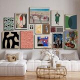 Dicht gehängte Bilderwand über einem hellen Sofa im Wohnzimmer