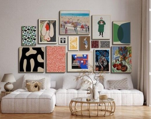Dicht gehängte Bilderwand über einem hellen Sofa im Wohnzimmer